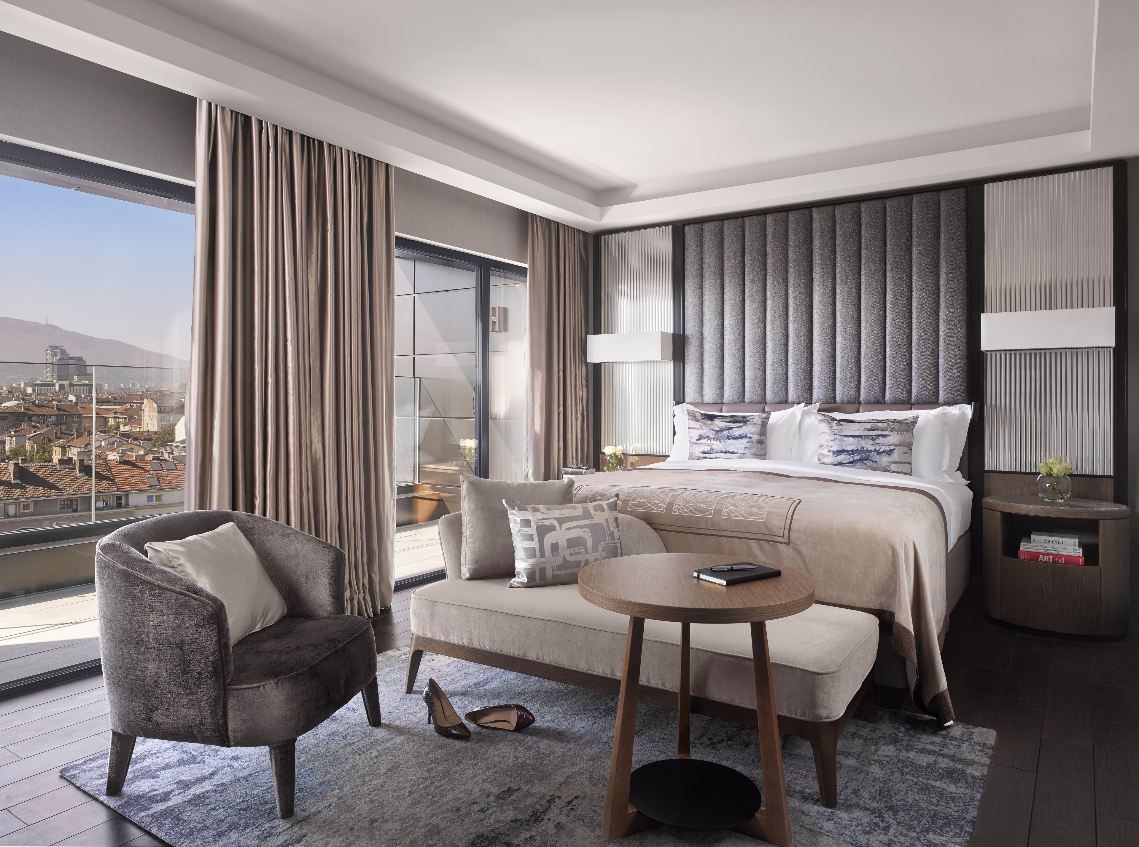 Suite Junior, 1 Tempat Tidur King, balkon (Top Floor) | Seprai premium, selimut bulu angsa, brankas, dan meja kerja