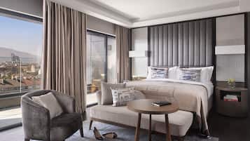 Junior-Suite, 1 King-Bett, Balkon (Top Floor) | Hochwertige Bettwaren, Daunenbettdecken, Zimmersafe, Schreibtisch