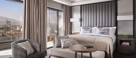 أغطية فراش متميزة وألحفة محشوة بالريش وخزنة داخل الغرفة ومكتب