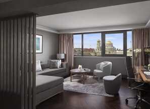 Suite, 1 slaapkamer (Cathedral View) | Luxe beddengoed, donzen dekbedden, een kluis op de kamer, een bureau