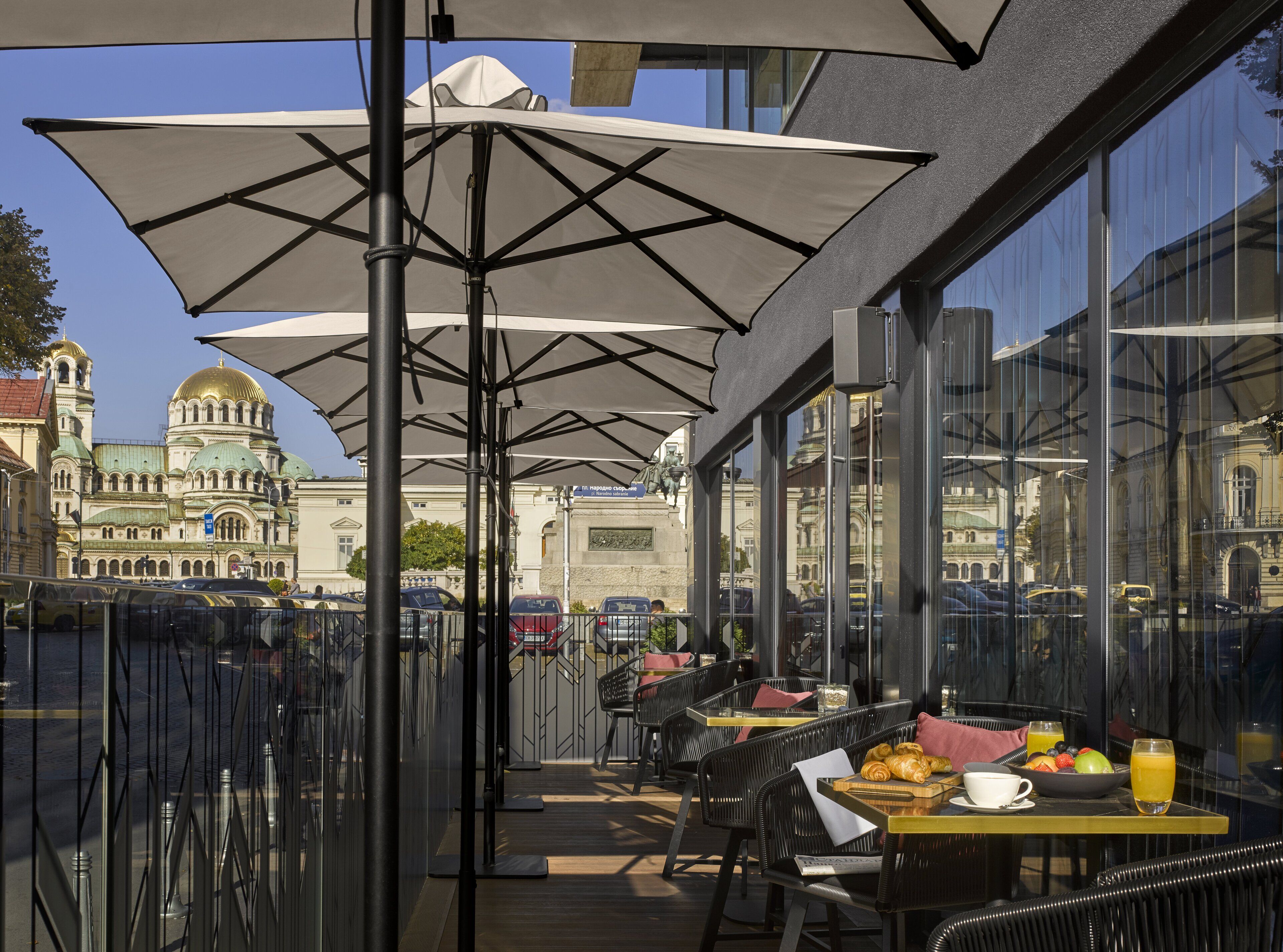 3 restaurants, breakfast served