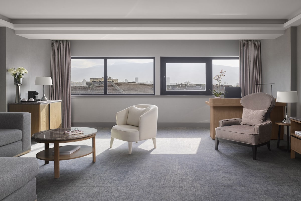 Premium bedding, down comforters, in-room safe, desk