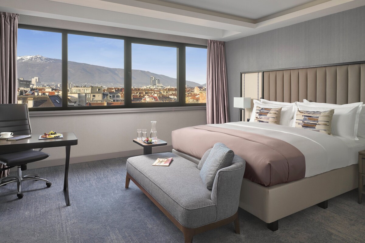 Habitación clásica, 1 cama de matrimonio grande, Acceso al salón del club, vistas a la montaña | Ropa de cama de alta calidad, edredones de plumas, caja fuerte