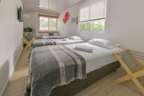 Comfort Quadruple Room | Bar mini, peti besi dalam bilik, Wi-fi percuma, cadar katil