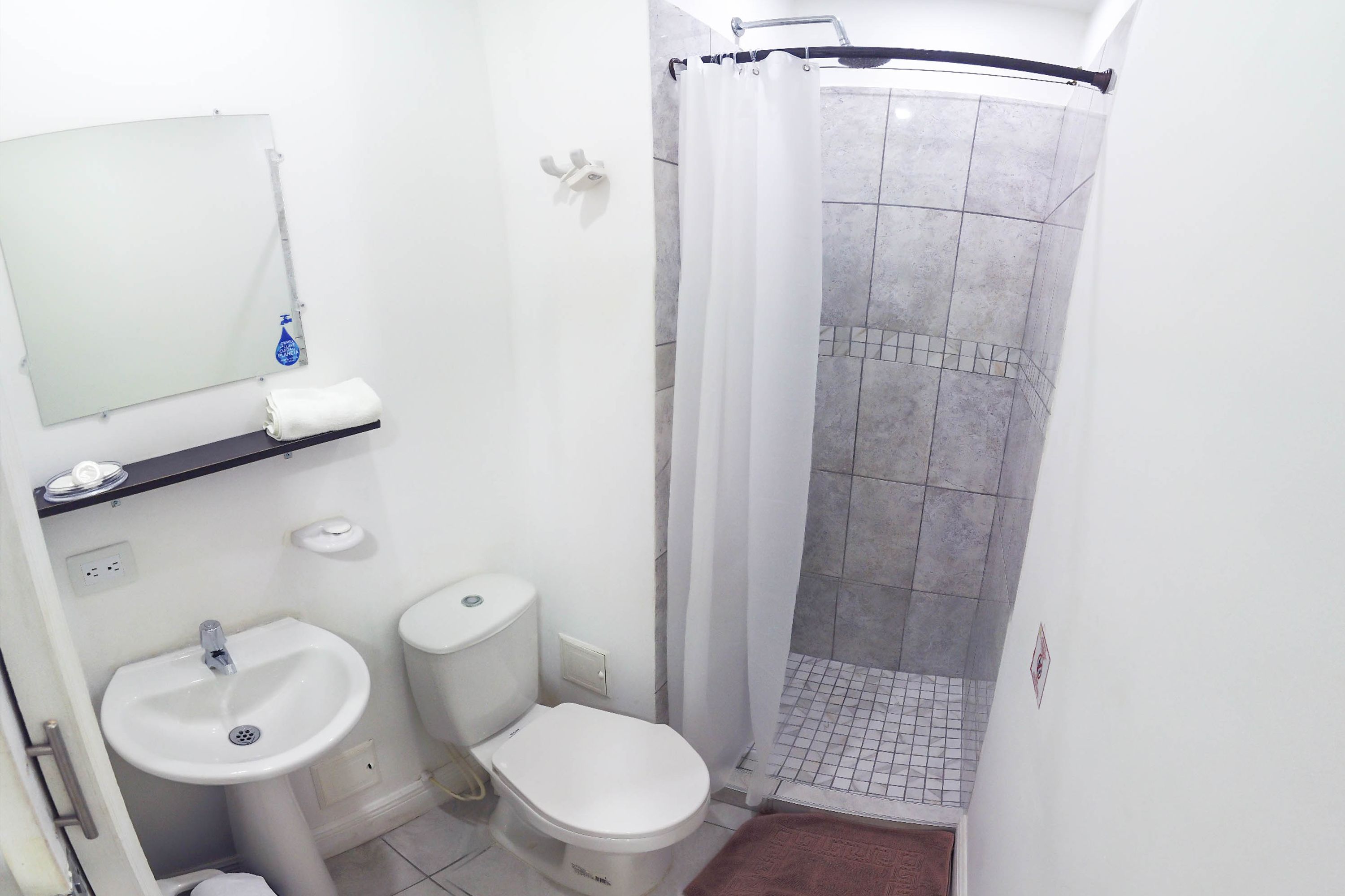 Ein Badezimmer mit Waschbecken, Toilette und Dusche.