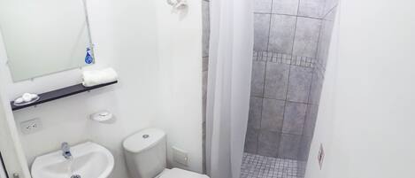Ein Badezimmer mit Waschbecken, Toilette und Dusche.