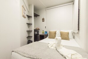 Comfort driepersoonskamer | Een minibar, een kluis op de kamer, gratis wifi, beddengoed