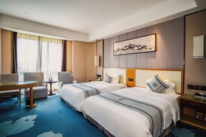 Kamar Twin Mewah, pemandangan kota | Isi minibar gratis, brankas, meja kerja, dan ruang kerja ramah laptop