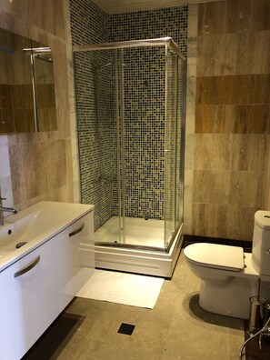 Douche, articles de toilette gratuits, sĂšche-cheveux, chaussons