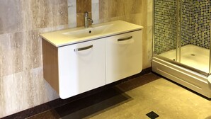Buồng tắm vòi sen, đồ dùng nhà tắm miễn phí, máy sấy tóc 