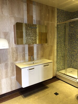 シャワー、バスアメニティ (無料)、ヘアドライヤー、スリッパ