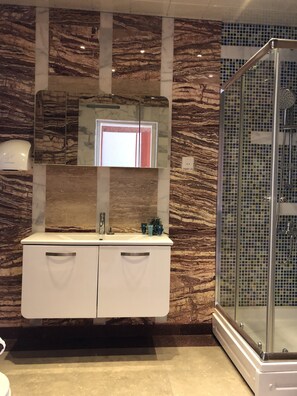Regadera, amenidades de baño gratuitas, secadora de cabello, pantuflas 