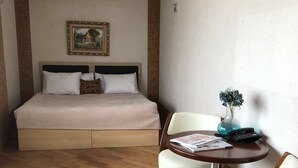 Minibar, bàn, giường gấp/giường phụ (phụ phí) 