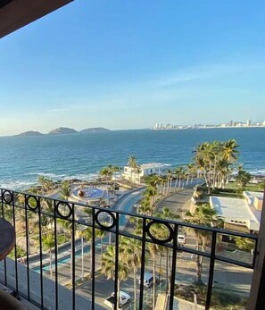 家庭公寓式客房, 3 间卧室 | 起居区 | 平板电视