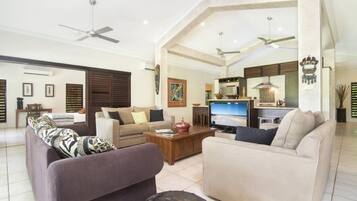 Rumah Mewah, 4 kamar tidur, kolam renang pribadi, pemandangan lapangan golf | Area keluarga | Televisi layar datar 50-inci dengan saluran TV kabel dan TV