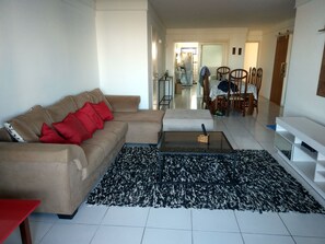 Appartement | Woonkamer | Een 55-inch flatscreentelevisie met kabelzenders en een televisie