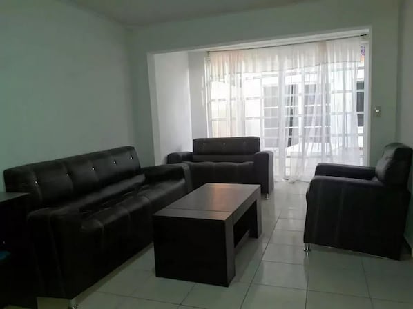 Maison mitoyenne Familiale, 3 chambres | Coin séjour | Télévision à écran plat