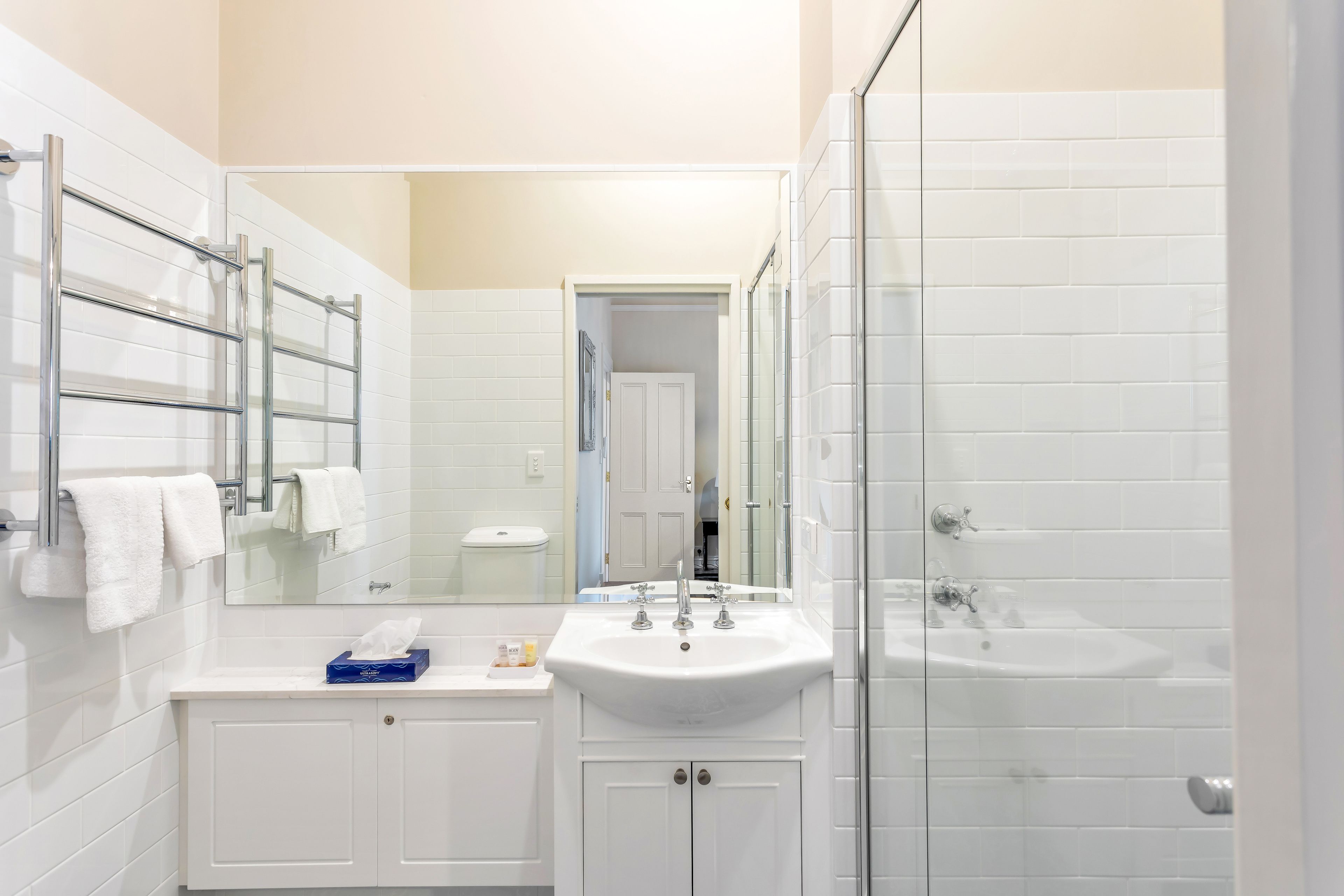 Grandview Accommodation - The Flaxley Apartments — image 9