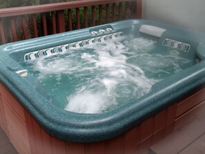 Chambre Simple, 1 très grand lit, bain à remous, vue lac | Baignoire à jets
