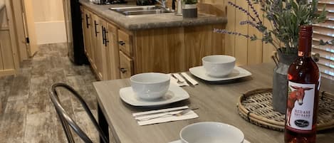 Bangalô, várias camas, cozinha americana | Opções para refeição no quarto