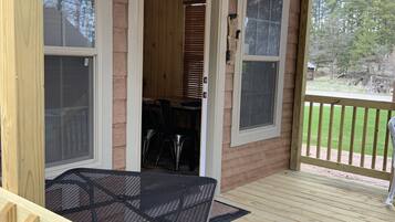 Bungalow, plusieurs lits, coin cuisine | Terrasse/Patio