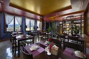 Spécialités Cuisine locale et internationale