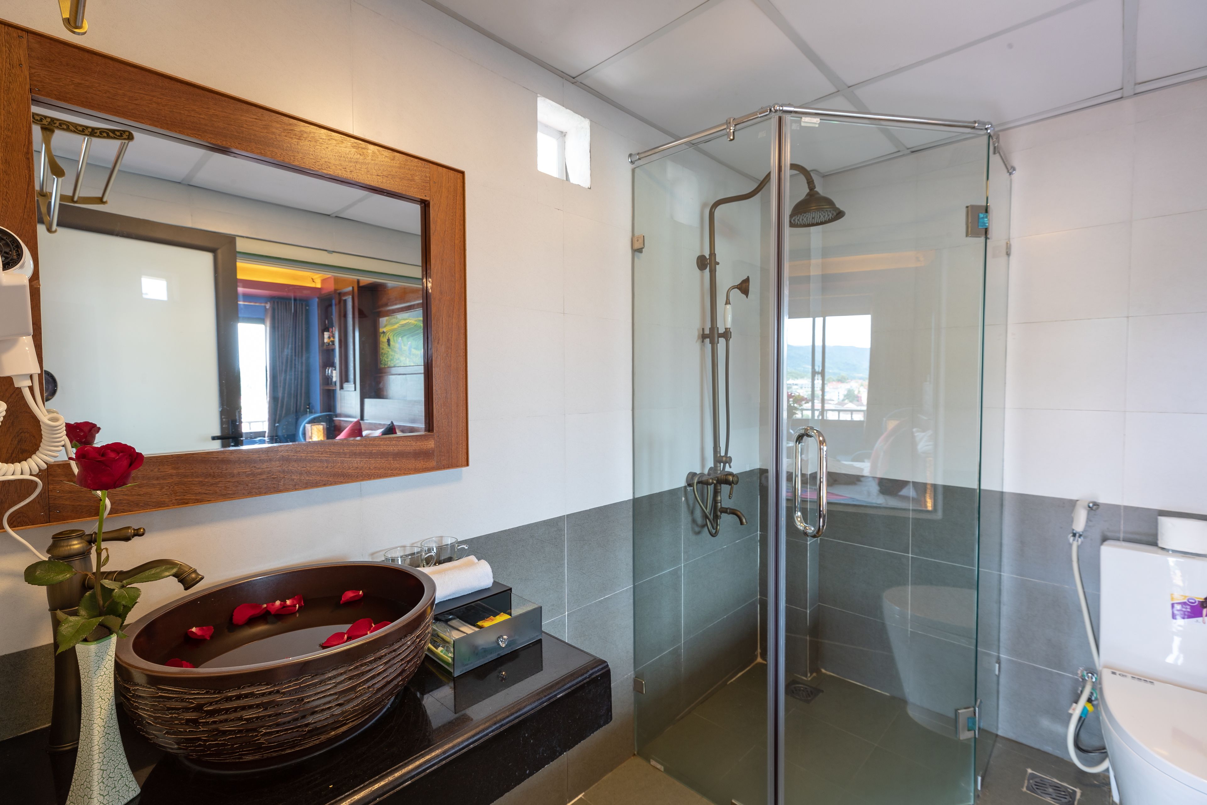 junior suite with mountain view | bathroom | shower, free toiletries, hair dryer, slippers