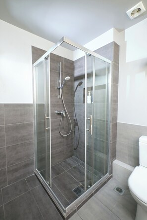 Camera con 2 letti singoli | Bagno | Doccia, set di cortesia gratuito, asciugacapelli, asciugamani