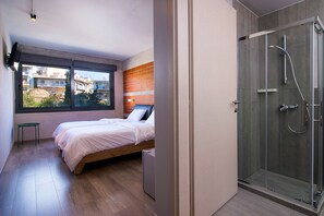 Chambre avec lits jumeaux | Fer et planche à repasser, Wi-Fi gratuit, draps fournis