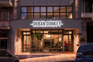 Un escaparate con el letrero "URBAN DONKEY" y una puerta de cristal.