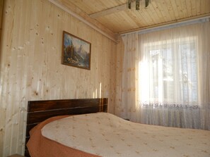 Standard Quadruple Room | Premium bedding, down duvets, memory-foam beds, iron/ironing board - Barvy Skeli (Yaremche)