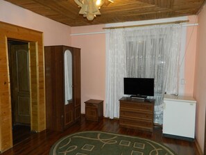 Standard Quadruple Room | Premium bedding, down duvets, memory-foam beds, iron/ironing board - Barvy Skeli (Yaremche)