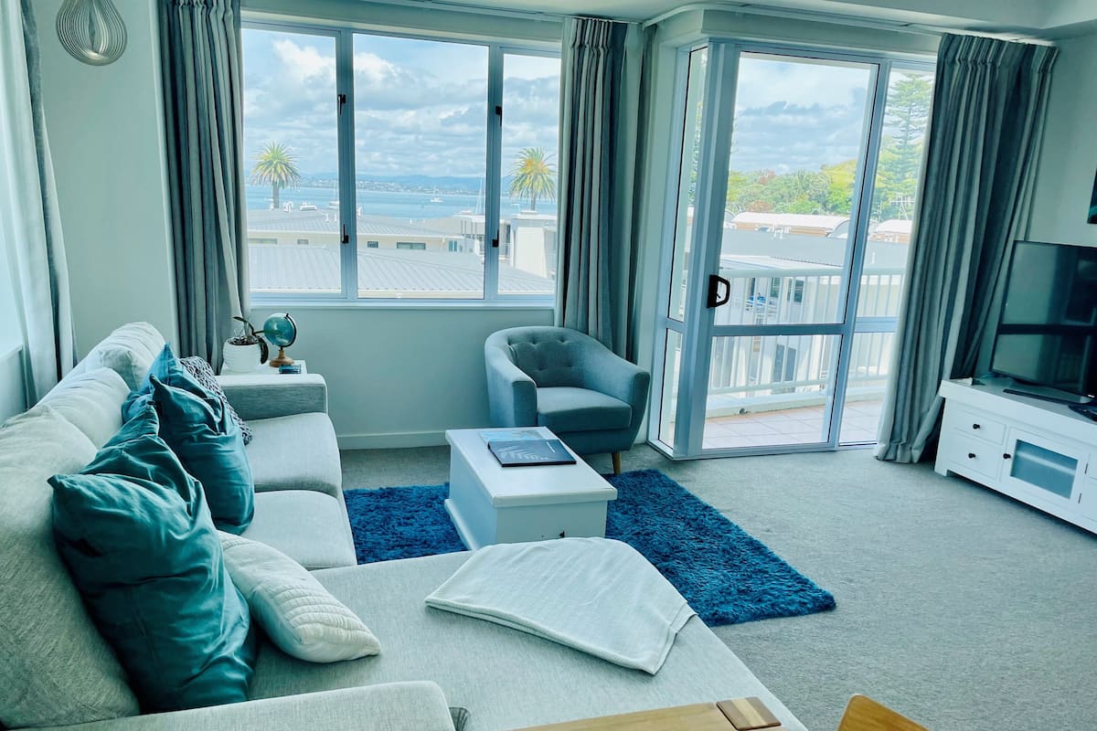 Appartamento, 1 letto queen, vista porto | Area soggiorno | TV a schermo piatto