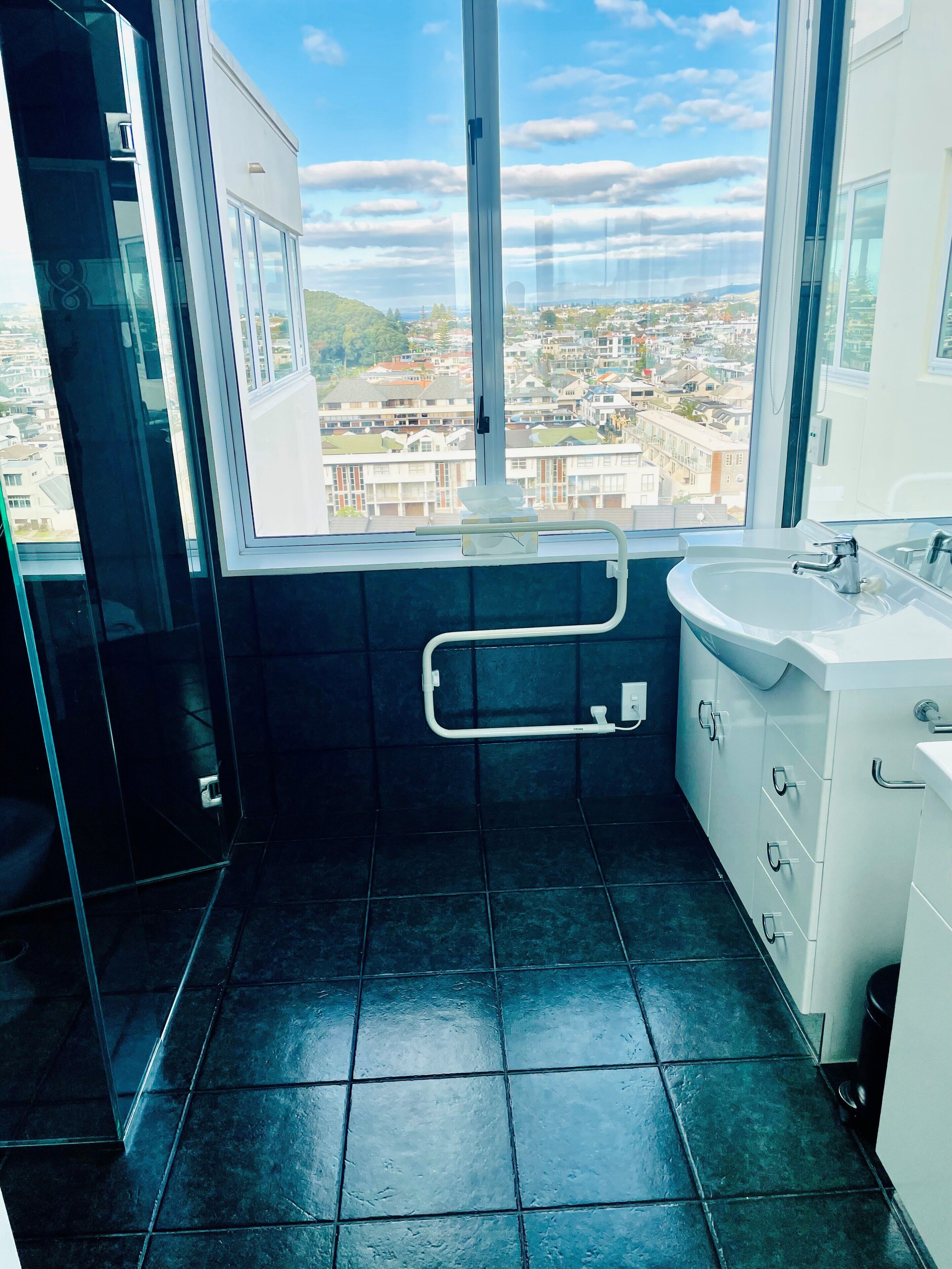luxury apartment, 3 bedrooms, air conditioning, ocean view | bathroom | deep-soaking bathtub, free toiletries, hair dryer, towels
