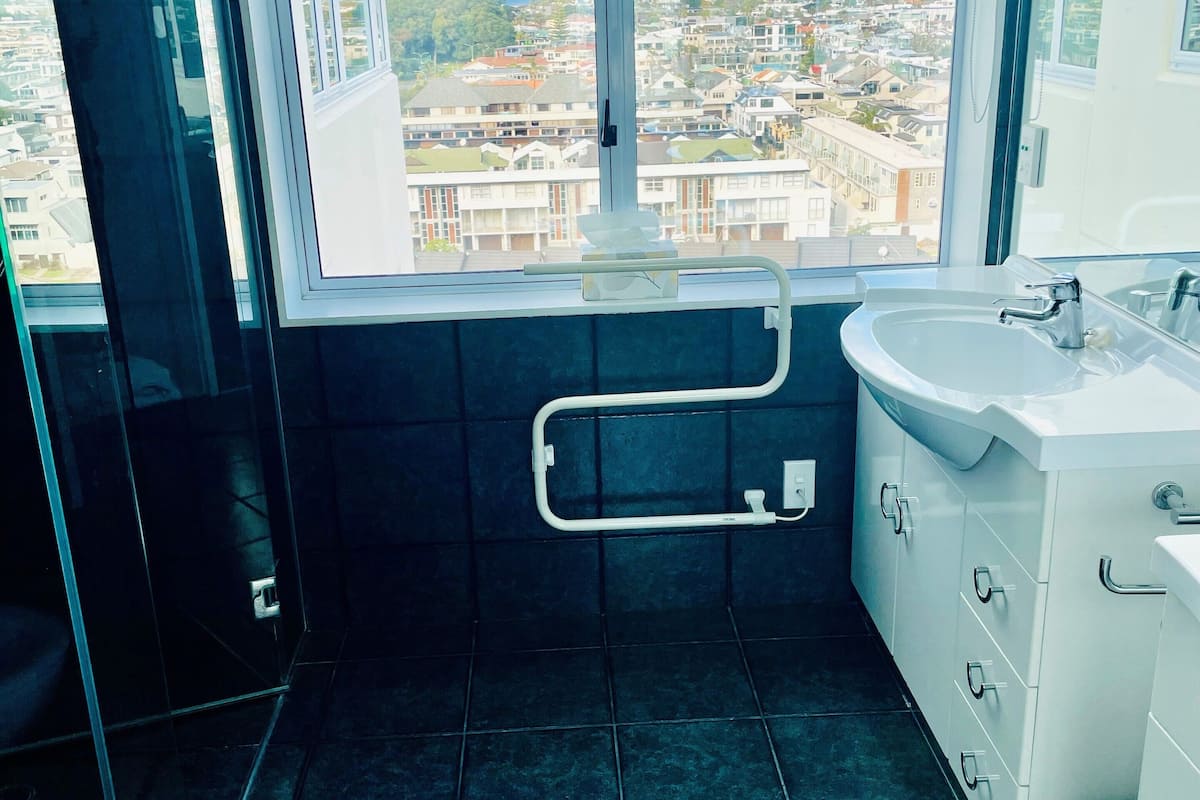 luxury apartment, 3 bedrooms, air conditioning, ocean view | bathroom | deep-soaking bathtub, free toiletries, hair dryer, towels