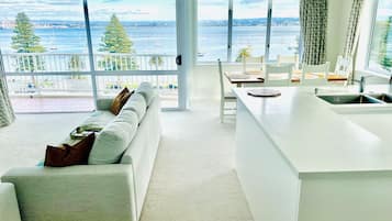 Apartament de luxe, 3 dormitoris, aire condicionat, vistes a l'oceà | Bany | Banyera profunda, articles de tocador gratuïts i assecador de cabells