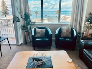Apartment, 1 Queen-Bett, Hafenblick | Wohnbereich | Flachbildfernseher