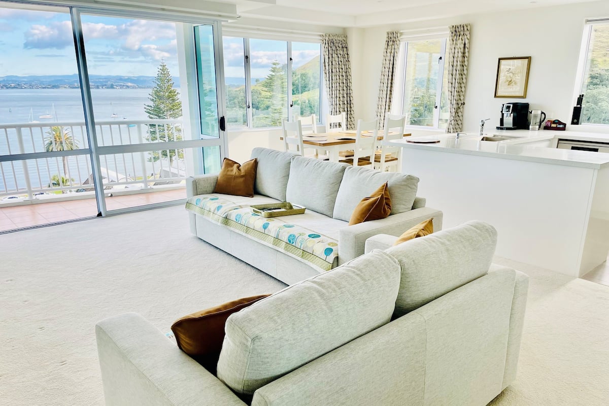 Appartamento Luxury, 3 camere da letto, aria condizionata, vista oceano | Area soggiorno | TV a schermo piatto