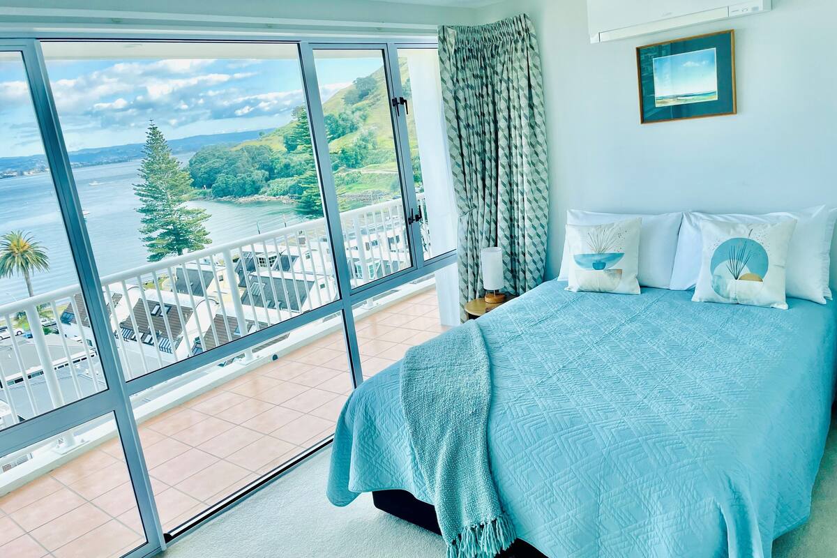 luxury apartment, 3 bedrooms, air conditioning, ocean view | premium bedding, individually decorated, individually furnished