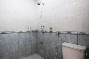 Chambre Standard | Salle de bain | Douche, douche hydromassante, articles de toilette gratuits