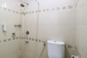 Chambre Deluxe avec lits jumeaux | Salle de bain | Douche, douche hydromassante, articles de toilette gratuits