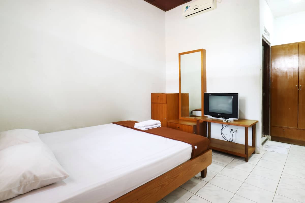Standard Room | Desk, WiFi (free), bed sheets