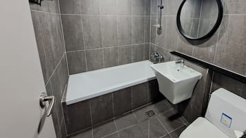 Deluxe Room (26PY / Bed or Ondol randomly assigned) | Bathroom