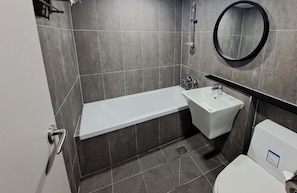 Deluxe Room (26PY / Bed or Ondol randomly assigned) | Bathroom | Combined shower/tub, slippers, towels - Seorak Pine Resort (Sokcho)