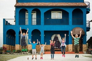 A blue house with arched windows and a tiled roof. - Fly Inn Yilan (Dongshan)