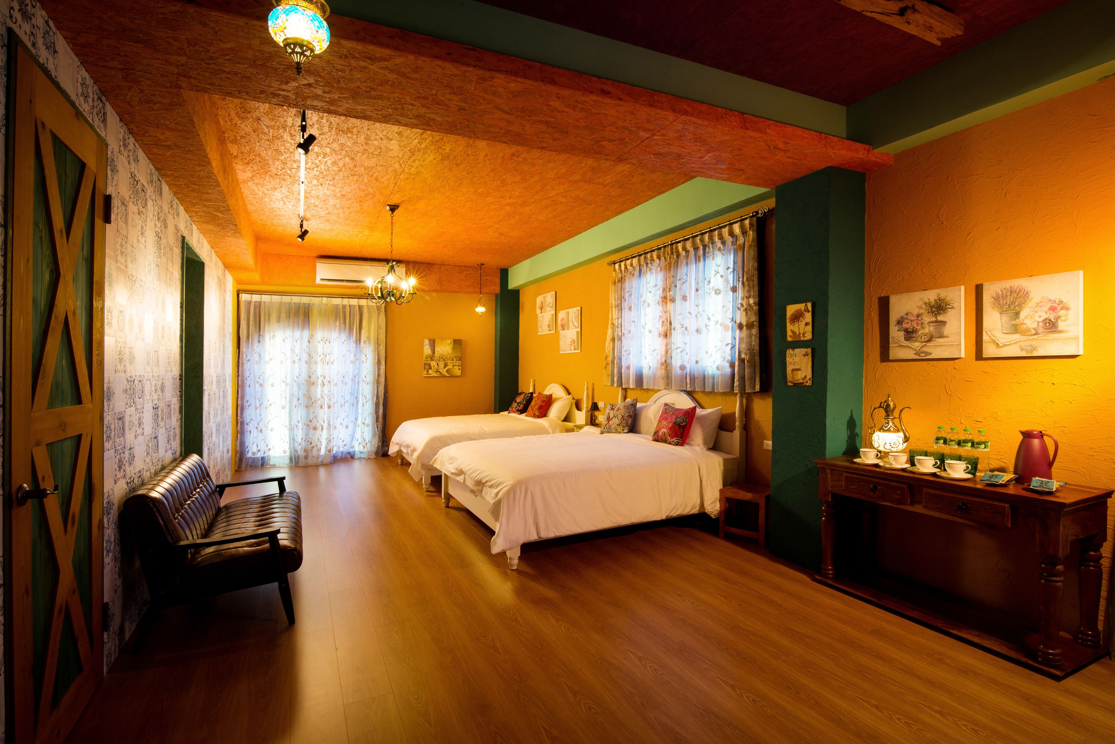 Comfort Quadruple Room | Meja, ruang kerja komputer riba, langsir/tirai gelap terus, kalis bunyi 