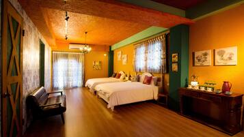 Comfort vierpersoonskamer | Een bureau, een laptopwerkplek, verduisterende gordijnen