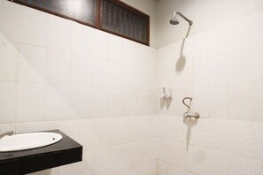 Quarto standard | Banheiro | Chuveiro, chuveiro com efeito de chuva, toalhas de banho 