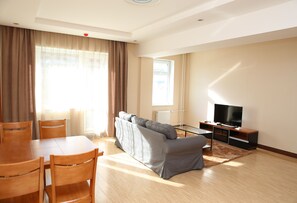 Deluxe appartement, 2 slaapkamers | Woonruimte | Een flatscreentelevisie