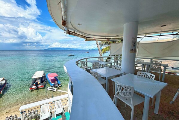 Breakfast, lunch served; local and international cuisine, sea views